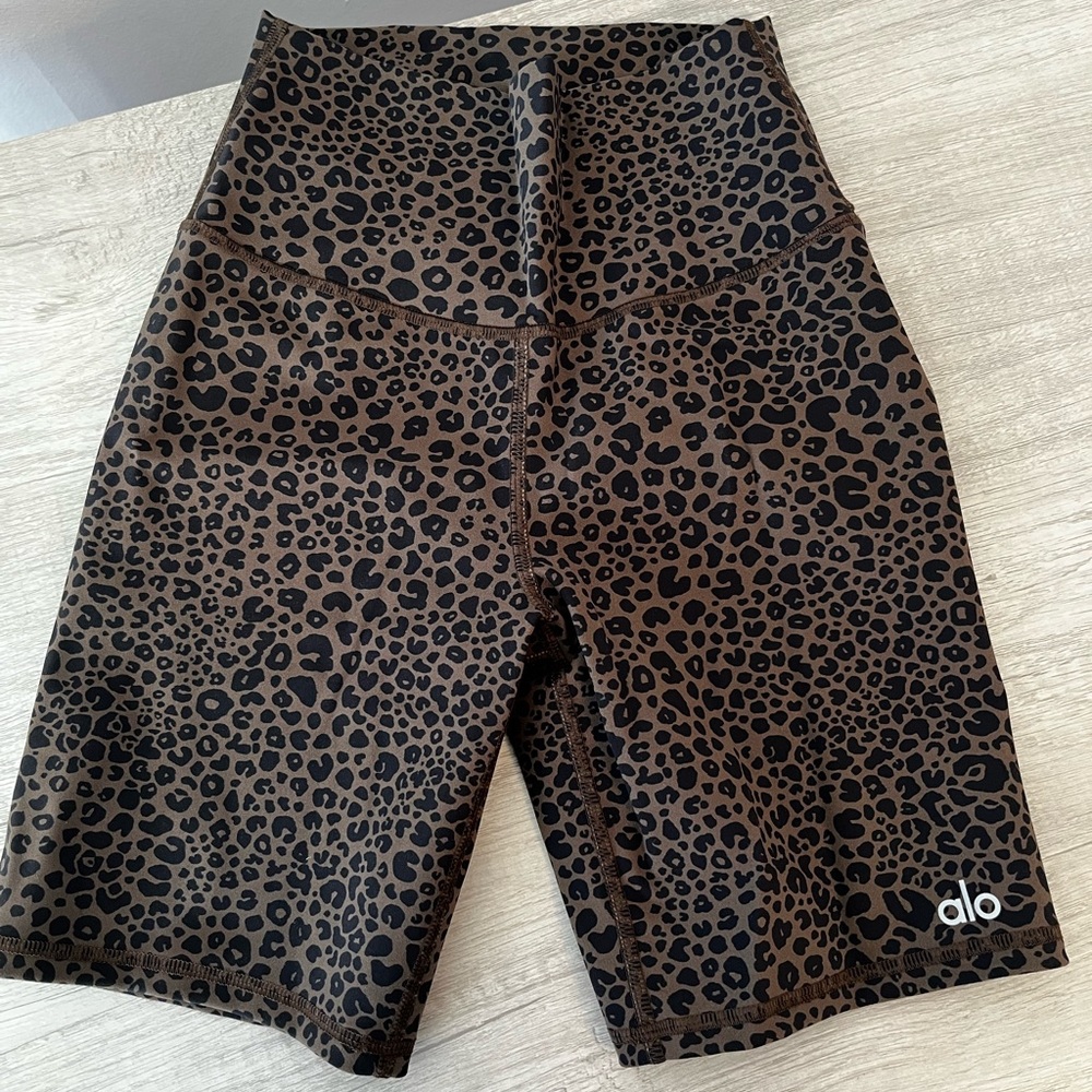 XS black/brown Alo biker shorts